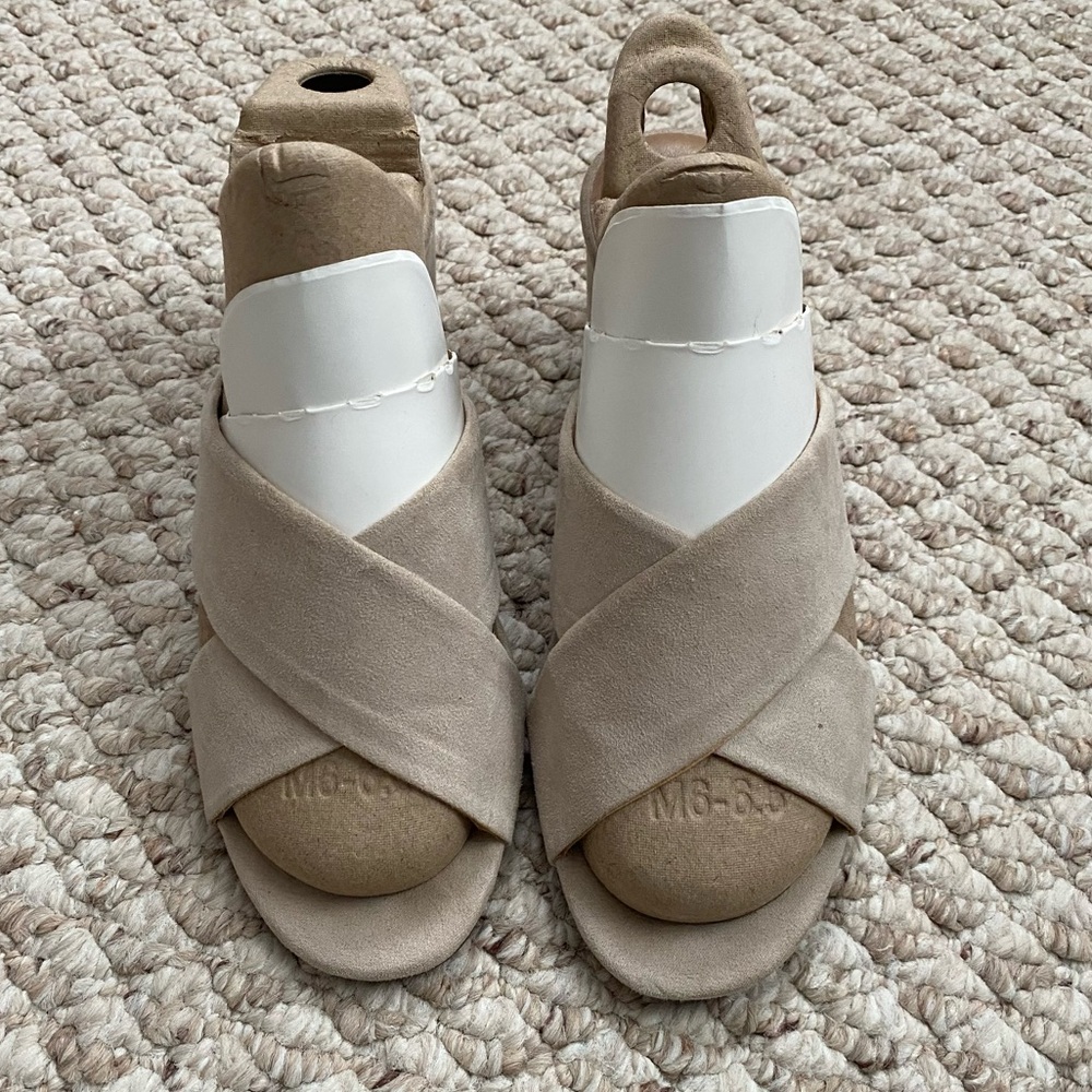 BANANA REPUBLIC LOW HEEL - SIZE 8 - Picture 2 of 8